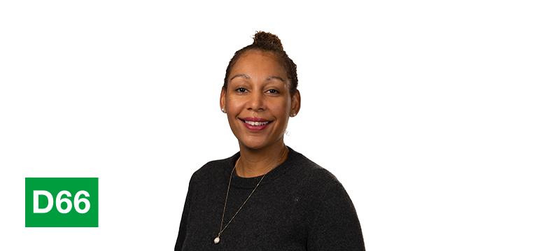 Portretfoto Nathalie van Berkel met partijlogo D66