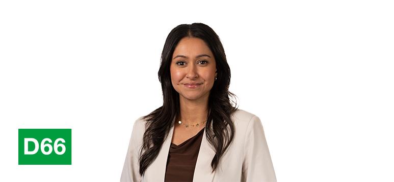 Portretfoto Sarah El Boujdaini met partijlogo D66