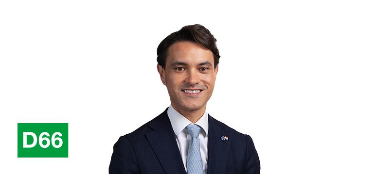 Portretfoto Dion Huidekooper met partijlogo D66