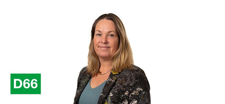 Portretfoto Renilde Huizenga met partijlogo D66