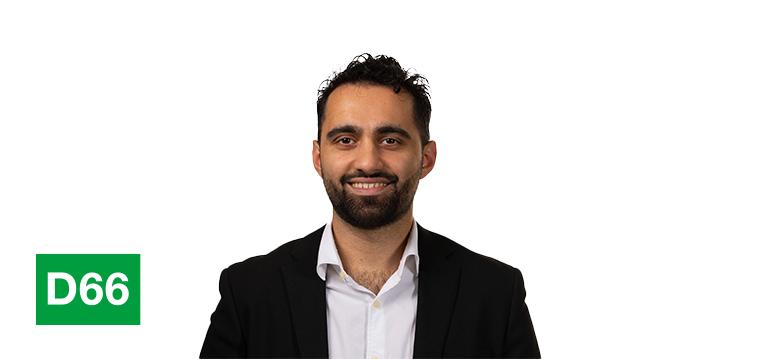 Portretfoto Ulaş Köse met partijlogo D66