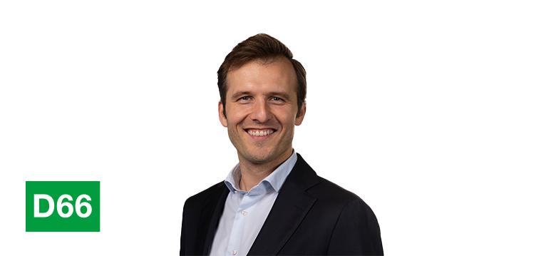 Portretfoto Felix Klos met partijlogo D66