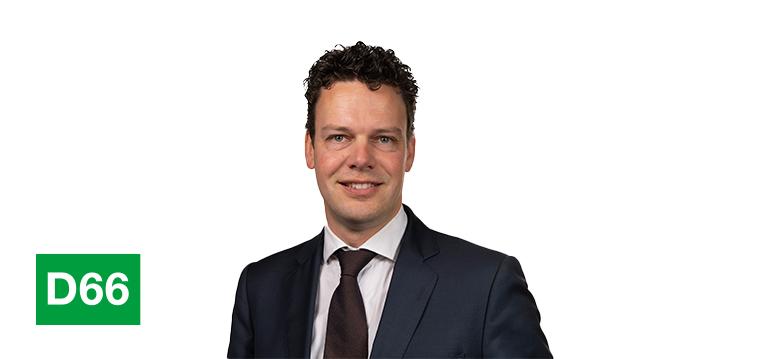 Portretfoto Henk-Jan Oosterhuis met partijlogo D66
