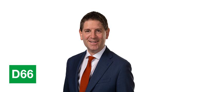 Portretfoto Paternotte met partijlogo D66. 