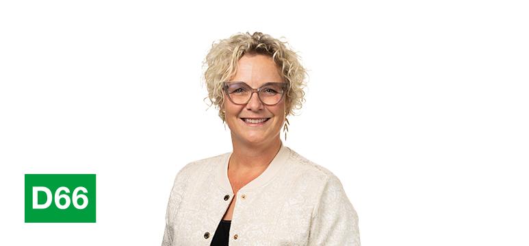 Portretfoto Wieke Paulusma met partijlogo D66.