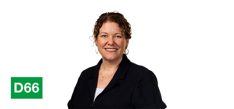 Portretfoto Anne-Marijke Podt met partijlogo D66