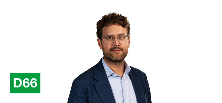 Portretfoto Jan Schoonis met partijlogo D66