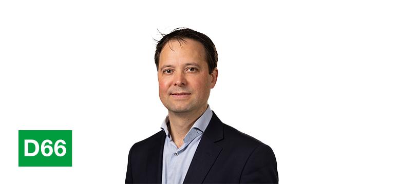 Portretfoto Sneller met partijlogo D66.