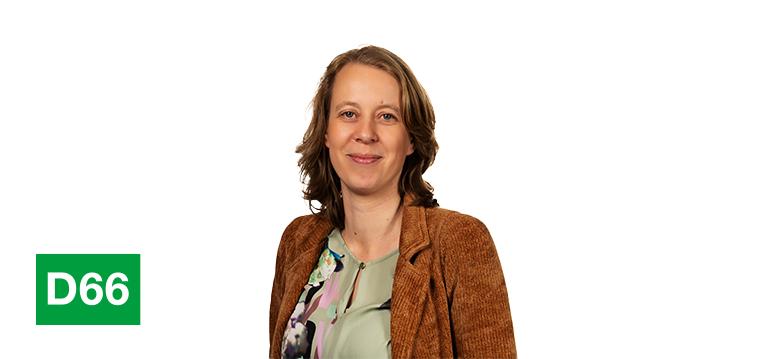 Portretfoto Marijke Synhaeve met partijlogo D66