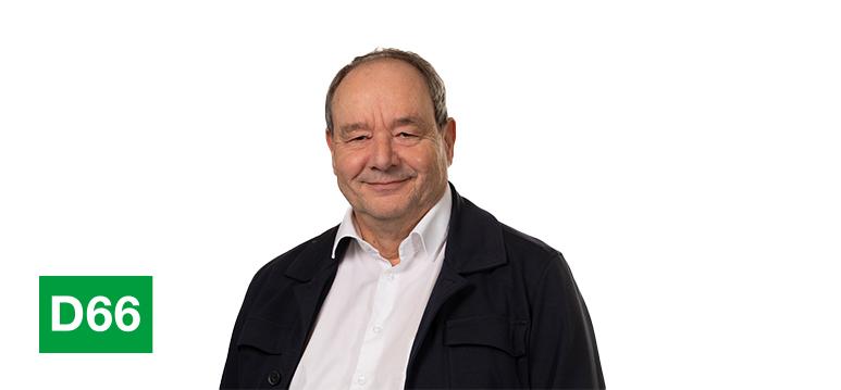 Portretfoto Hans Vijlbrief met partijlogo D66