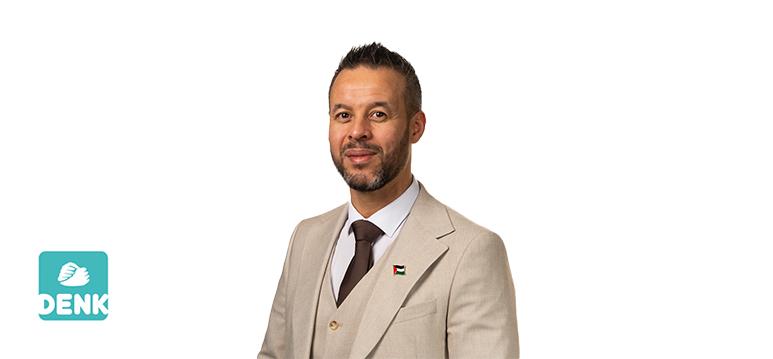 Portretfoto van El Abassi met partijlogo DENK. 