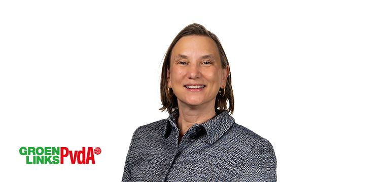Portretfoto Laura Bromet met partijlogo GroenLinks-PvdA