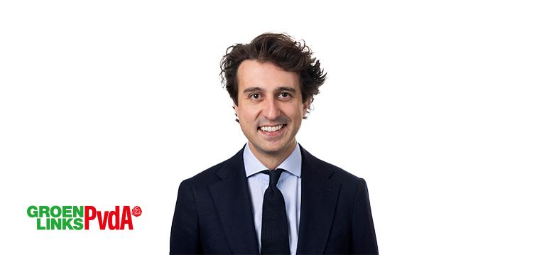 Portretfoto Jesse Klaver met partijlogo GL-PvdA. 