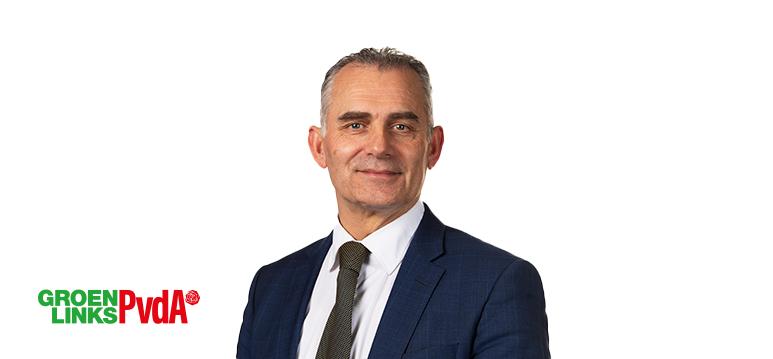 Portretfoto Tom van der Lee met partijlogo GroenLinks-PvdA