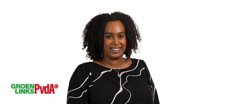 Portretfoto Mikal Tseggai met partijlogo GroenLinks-PvdA