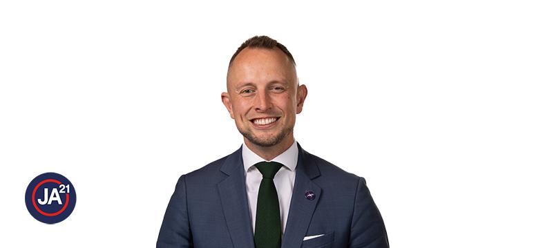 Portretfoto Daniël van den Berg met partijlogo JA21