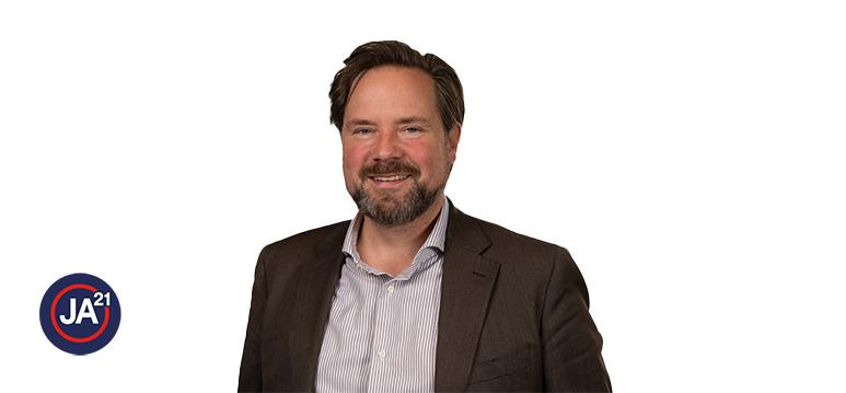 Portret Diederik Boomsma met partijlogo JA21