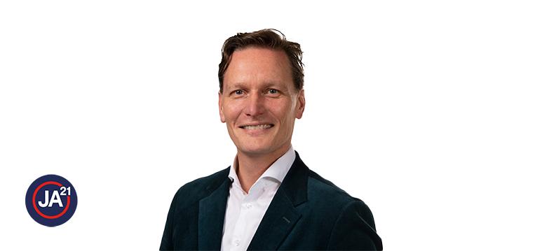 Portretfoto Maarten Goudzwaard met partijlogo JA21
