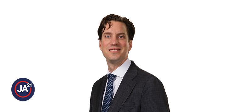 Portretfoto Michiel Hoogeveen met partijlogo JA21