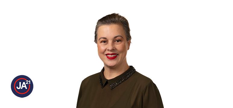 Portretfoto Annabel Nanninga met partijlogo JA21