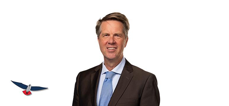 Portretfoto Martin Bosma met partijlogo PVV