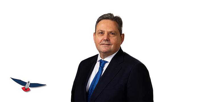 Portretfoto Chris Jansen met partijlogo PVV