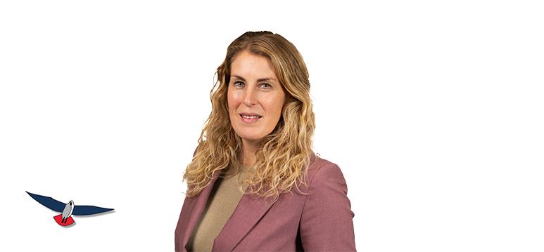 Portretfoto Vicky Maeijer met partijlogo PVV