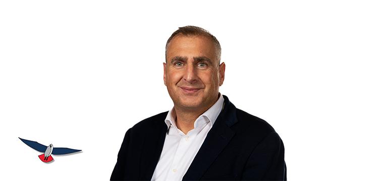 Portretfoto Gidi Markuszower met partijlogo PVV