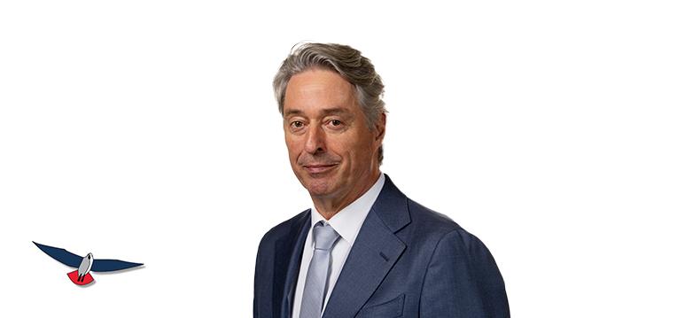 Portretfoto Edgar Mulder met partijlogo PVV