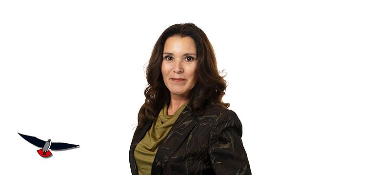 Portretfoto Annette Raijer met partijlogo PVV