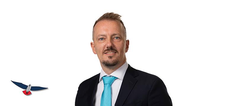 Portretfoto Sebastiaan Stöteler met partijlogo PVV