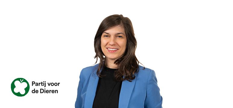 Portretfoto Ines Kostić met partijlogo PvdD