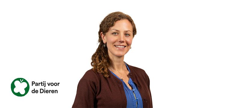 Portretfoto Christine Teunissen met partijlogo Partij voor de Dieren