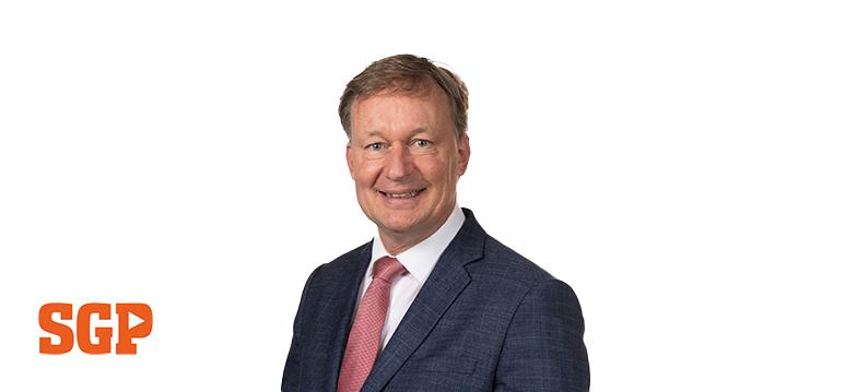 Portretfoto Diederik van Dijk met partijlogo SGP