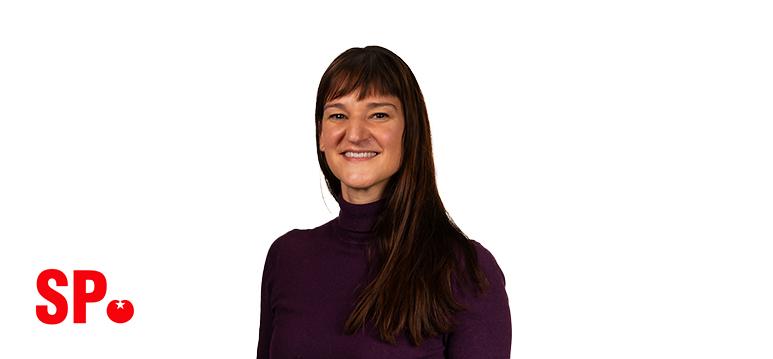 Portretfoto Sarah Dobbe met partijlogo SP