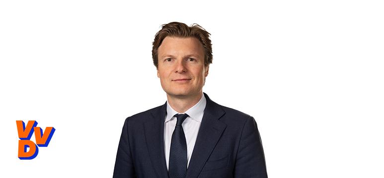 Portretfoto Ruben Brekelmans met partijlogo VVD