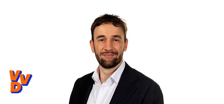 Portretfoto Silvio Erkens met partijlogo VVD