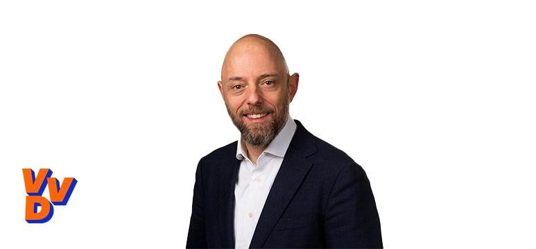 Portretfoto Peter de Groot met partijlogo VVD