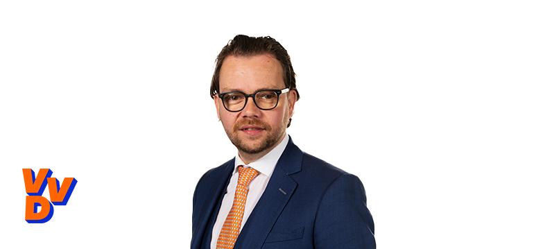 Portretfoto Daan de Kort met partijlogo VVD