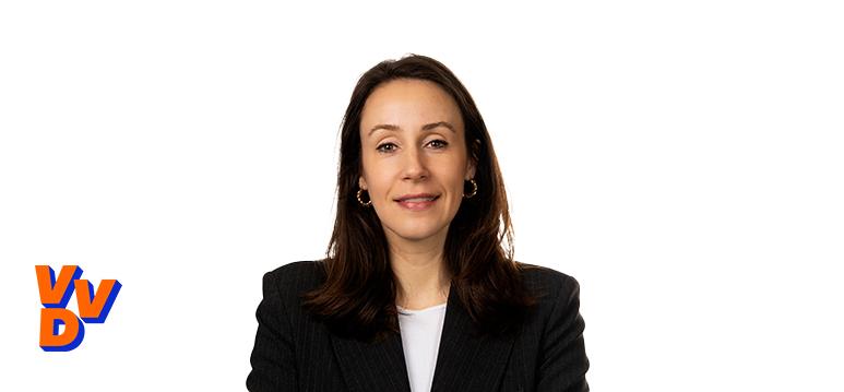 Portretfoto Claire Martens-America met partijlogo VVD