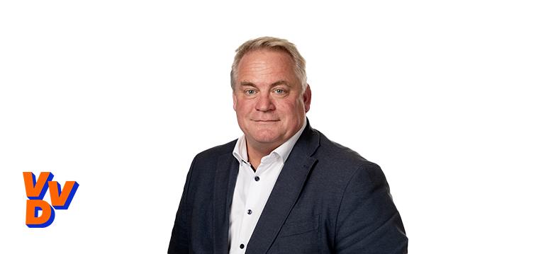 Portretfoto Björn Schutz met partijlogo VVD
