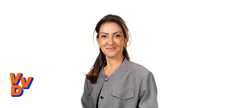 Portretfoto Dilan Yesilgöz met partijlogo VVD