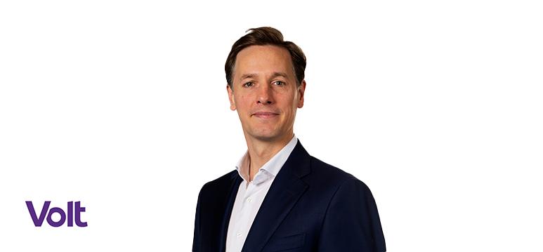 Portretfoto Laurens Dassen met partijlogo Volt