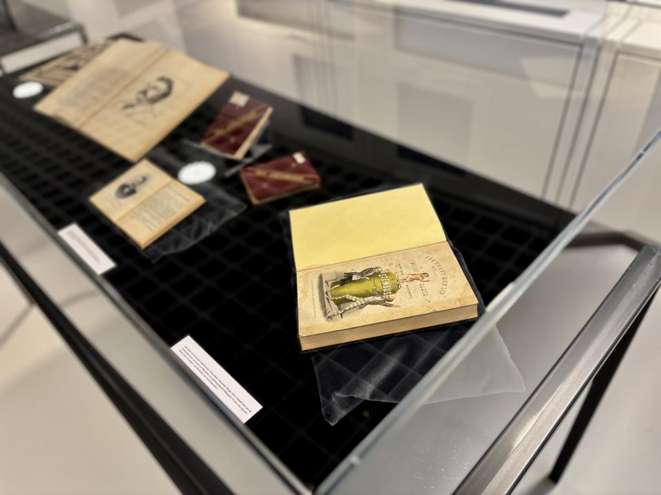 Een aantal boeken in een vitrine. 