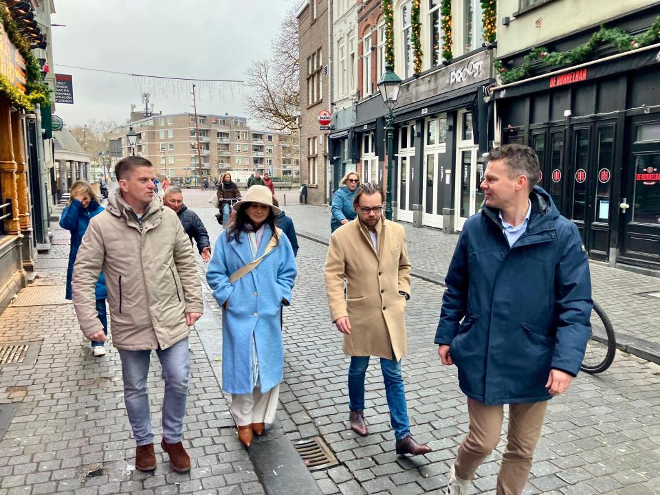 De leden van de parlementaire enquêtecommissie Corona maken een wandeling met handhavers (boa’s) van de gemeente Breda.