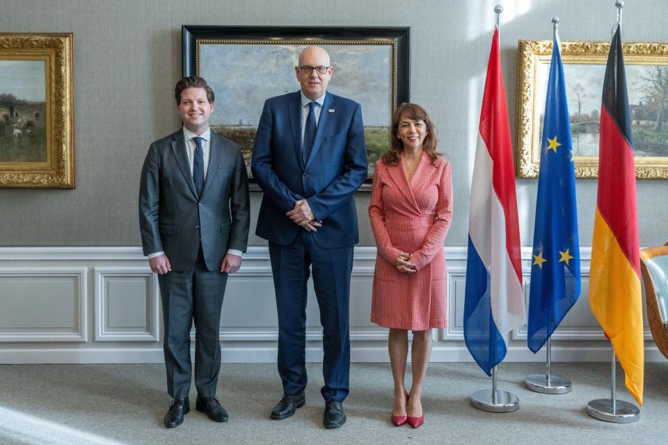 Van links naar rechts staan Kamervoorzitter Thom van Campen, voorzitter van de Duitse Bondsraad Andreas Bovenschulte en Eerste Kamervoorzitter Mei Li Vos.