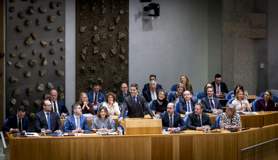 Vak K is gevuld met de bewindspersonen van het kabinet-Jetten. Vooraan, bij het spreekgestoelte, staat minister-president Rob Jetten.