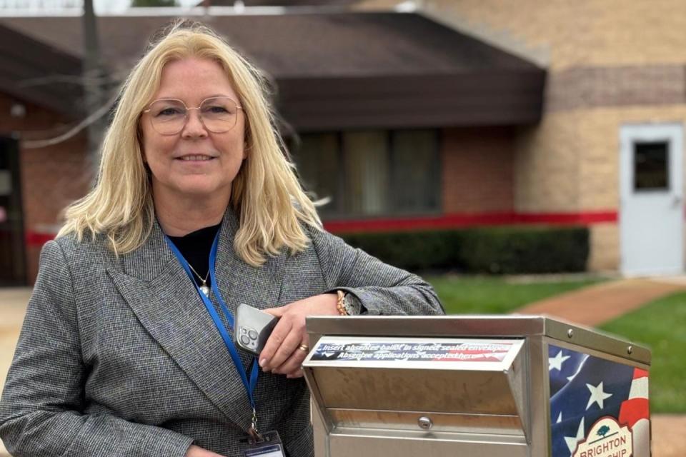Van Toorenburg voor een ballot mailbox.