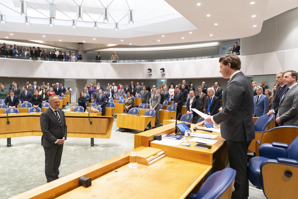 Kamerlid Verkuijlen wordt beëdigd door Kamervoorzitter Thom van Campen.