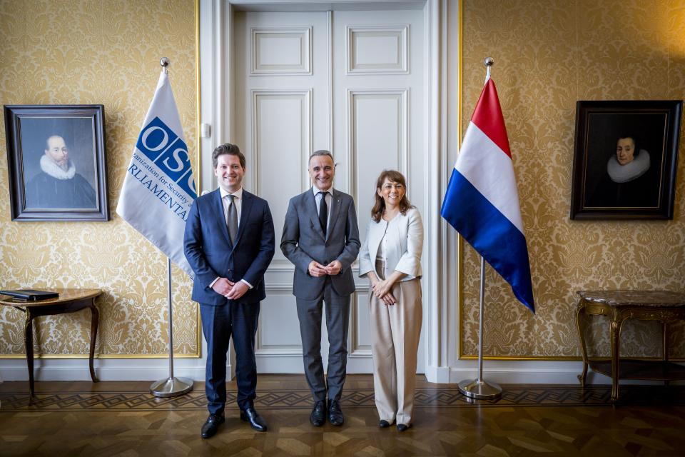 Van links naar rechts staan Kamervoorzitter Thom van Campen, OVSE PA-voorzitter Pere Joan Pons Sampietro en Eerste Kamervoorzitter Mei Li Vos. Op de achtergrond de Nederlandse vlag en de vlag van de OVSE PA.